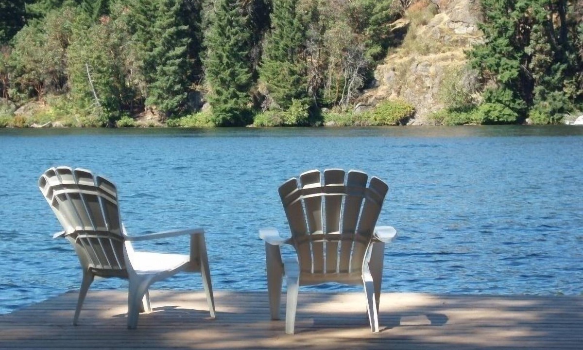 Regional District of Nanaimo House | Luxurious Lakeside Living on Long Lake in Nanaimo