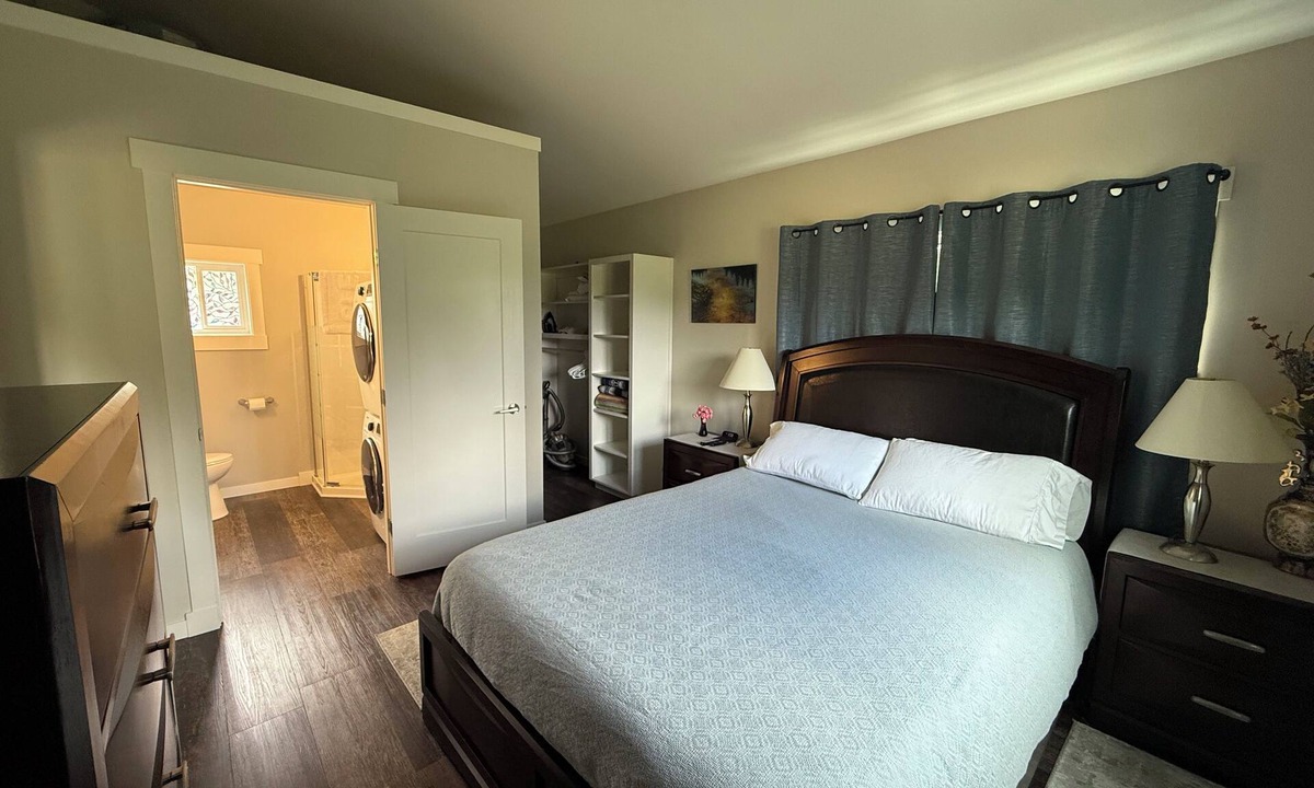 Atlin House | Luxurious private Atlin retreat w/hot tub under the stars, BBQ and fire pit!!
