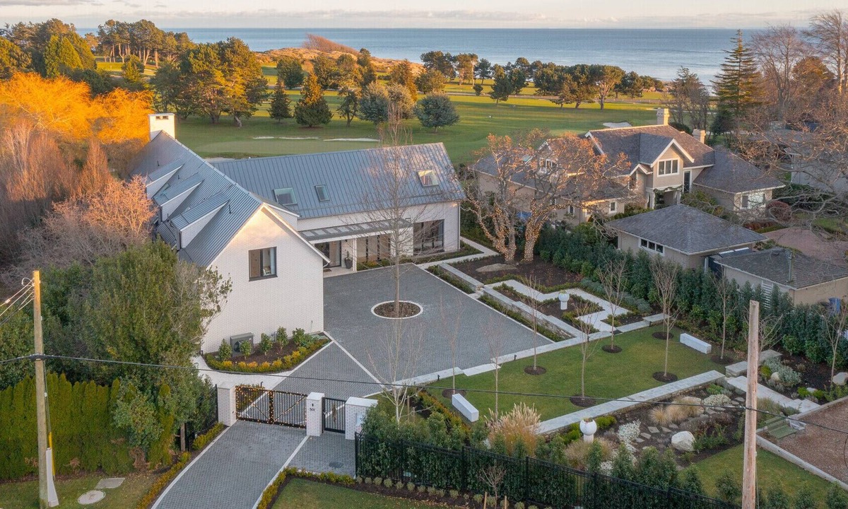 South Oak Bay House | Luxurious, private home in Oak Bay. Mountain, ocean, and golf course views.