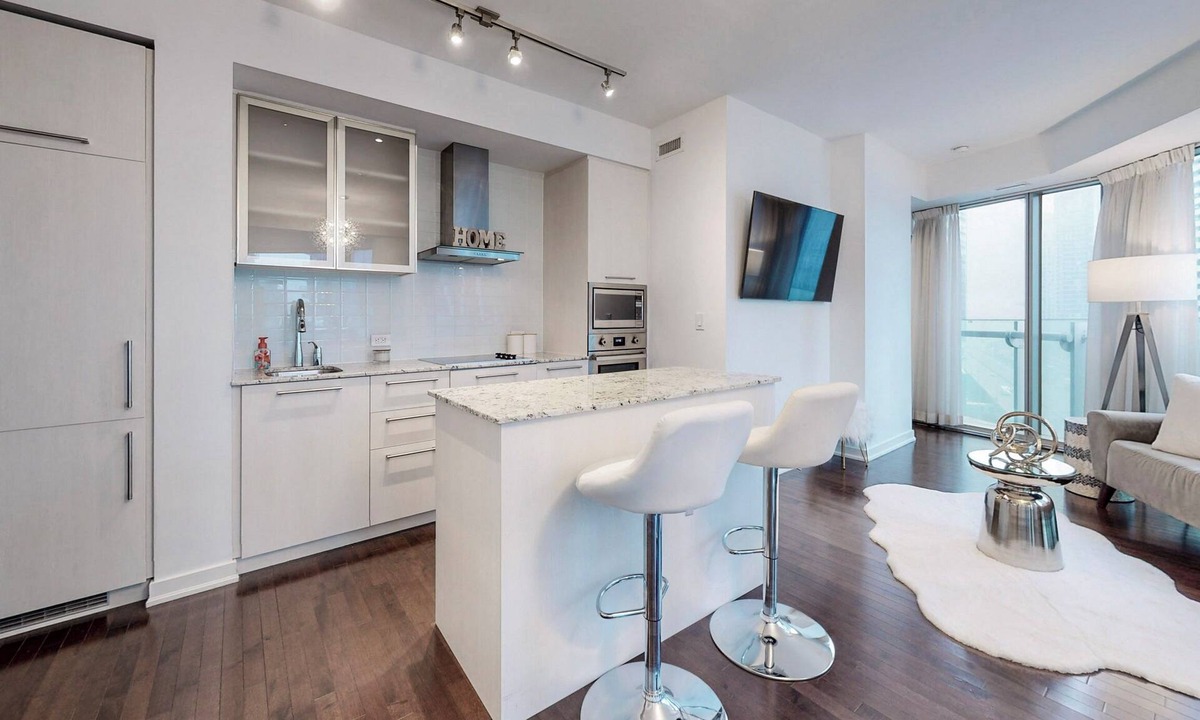 Central Waterfront Condo | Luxury 2 Bedroom/2 Bathroom Downtown Toronto Condo!