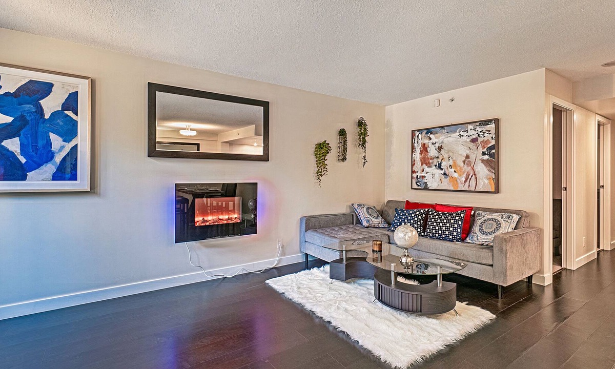 Yaletown House | Luxury 2 Bedroom Duplex Yaletown w/Fireplace & Den