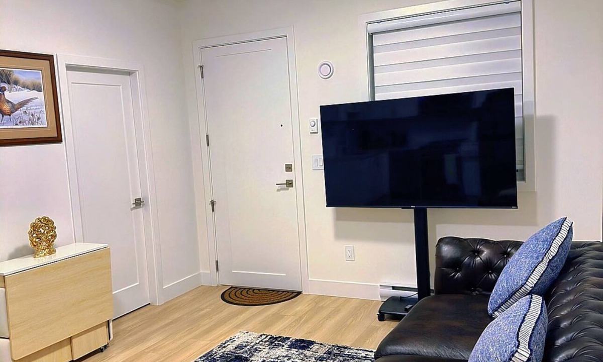 Langford House | Luxury 2-Bedroom Suite at Bear Mountain | Victoria