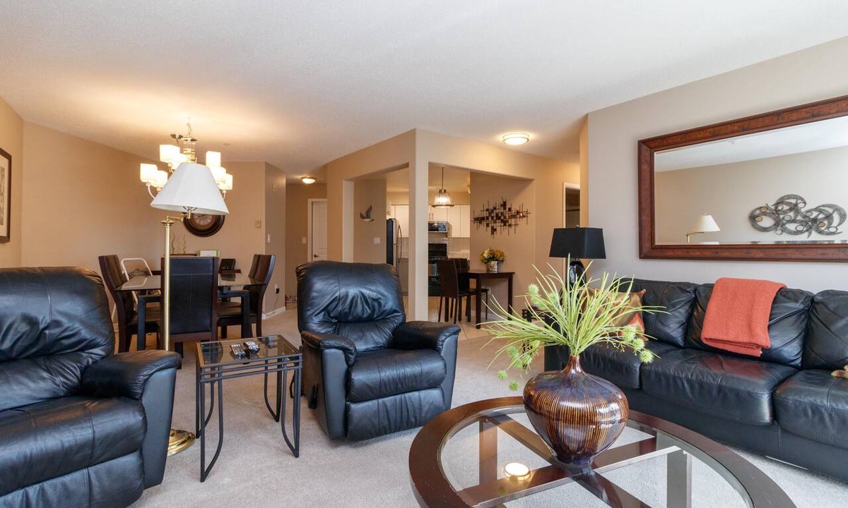 Victoria Condo | Luxury 2BR w/Balcony Overlooking the Empress