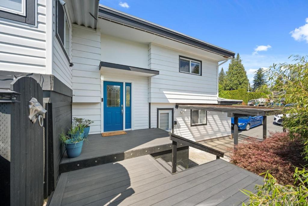 Abbotsford Apartment | Luxury 3BR Retreat, Hot Tub, Fire Pit, 4 Beds
