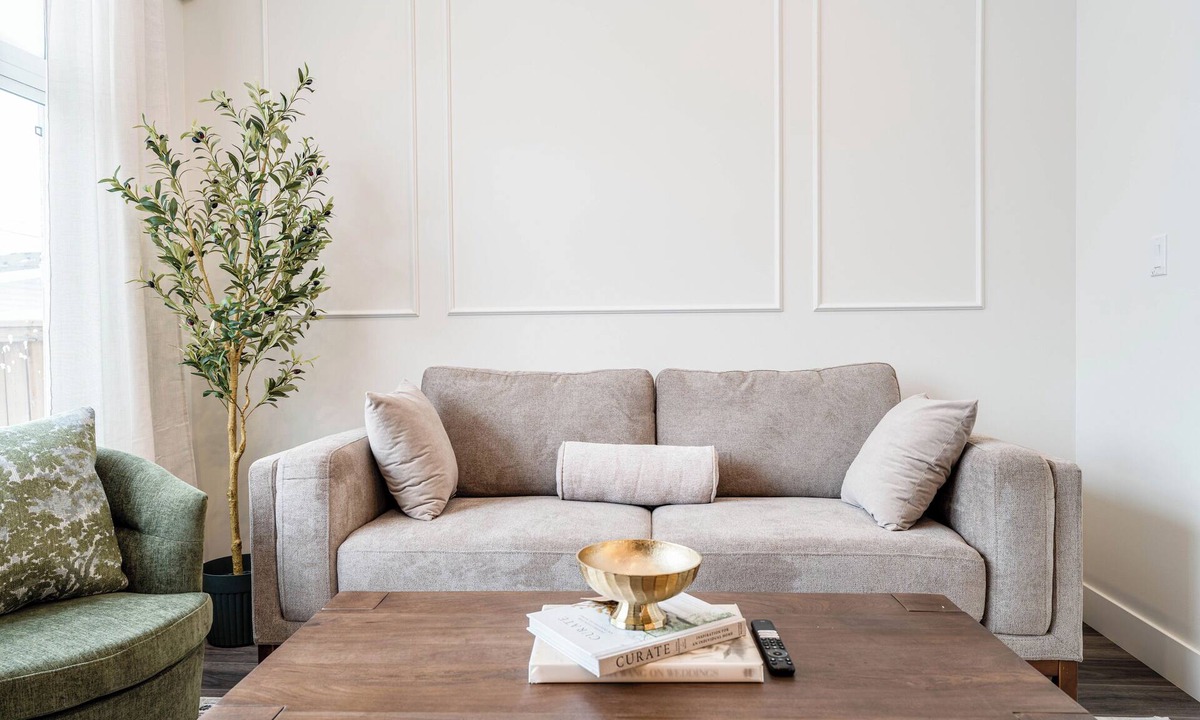Forest Lawn House | Luxury 3BR Retreat Near Downtown | 5-PC King Ensuite +Private Balcony | Sleeps 6