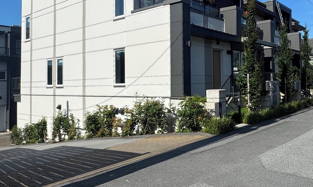 North Vancouver House | Luxury 3BR Townhome Garage A/C 3+ Month Stay