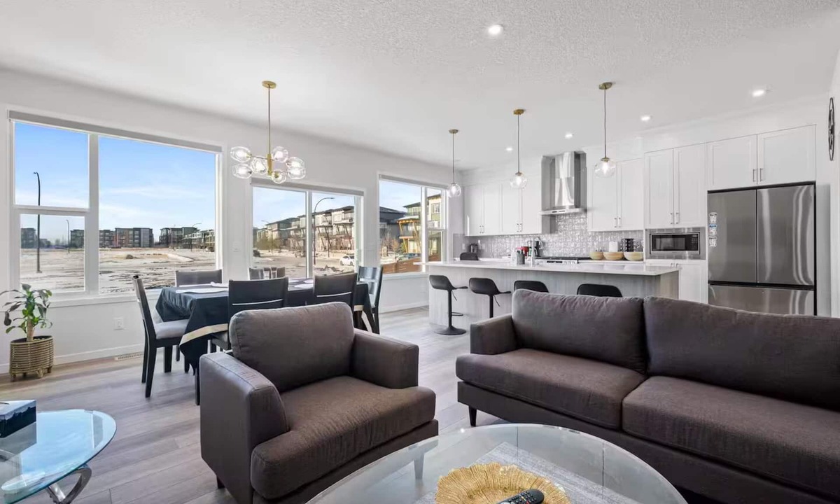 Southeast Calgary House | Luxury 4BD/3BA Family Home by Seton Hospital