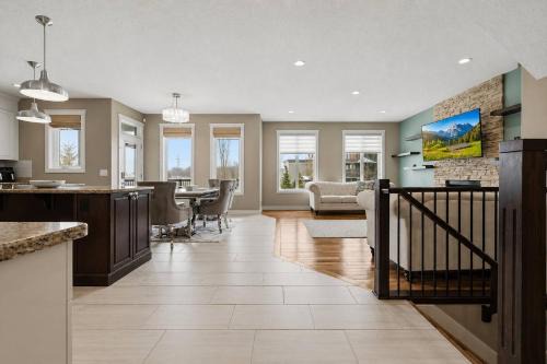 St. Albert House | Luxury 4BR and 3,5 Bath in Beautiful Neighborhood