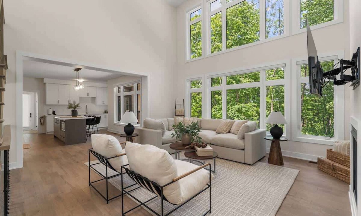 Lake of Bays House | Luxury 4BR Home w/Games Room, BBQ & Sunroom