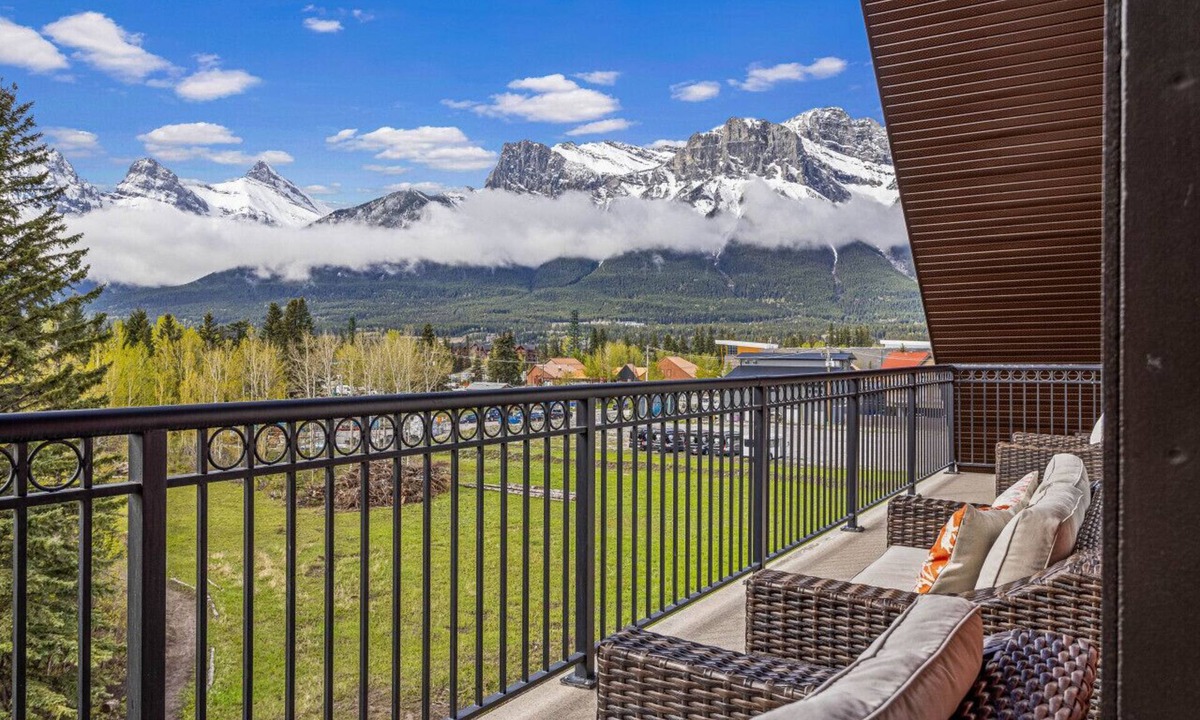 Canmore Apartment | Luxury 4BR Penthouse: Prv Hot Tub + EPIC Mtn Views
