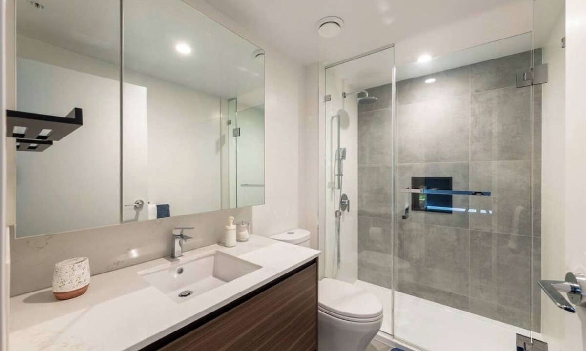 Surrey Apartment | Luxury Condo | 2BR Condo & EV + City Views