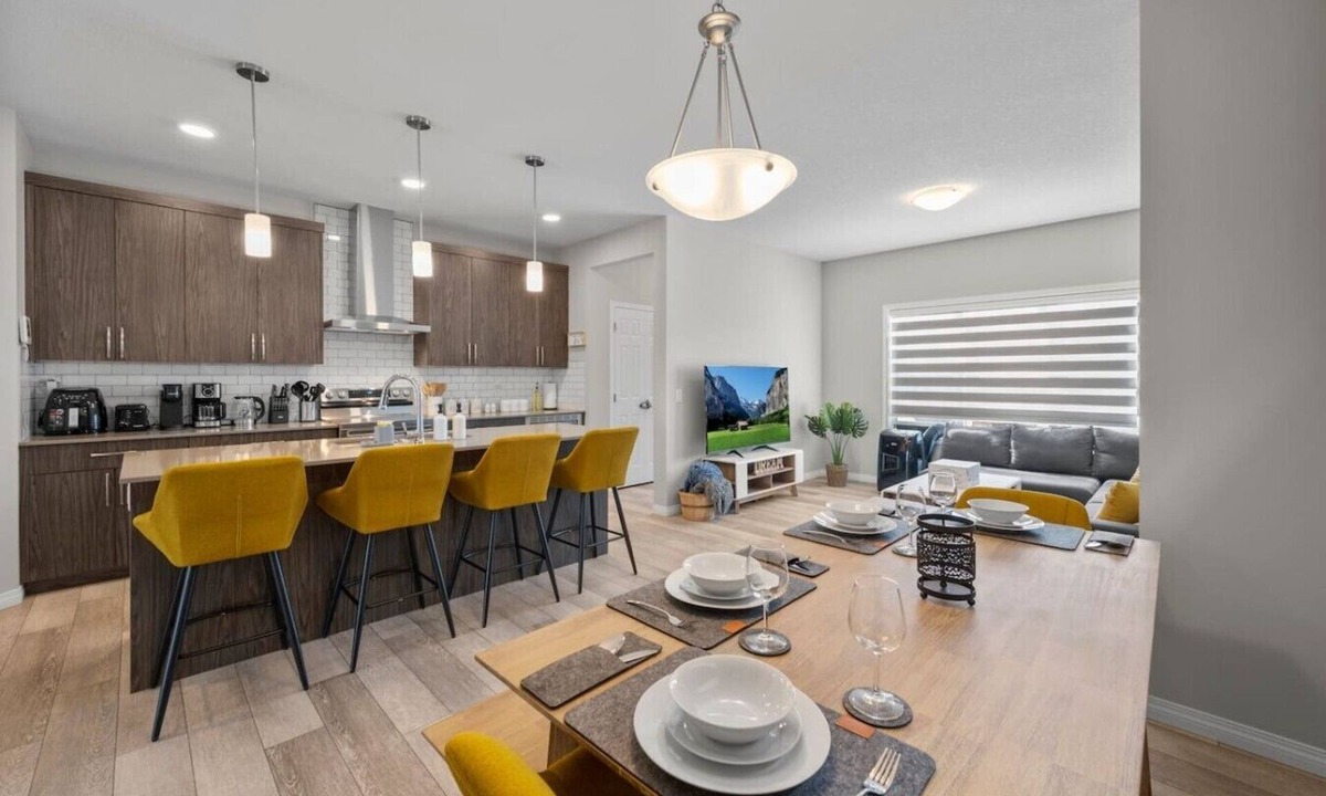 Calgary Villa | Luxury Home Mins to Airport | King Bed | 3BR