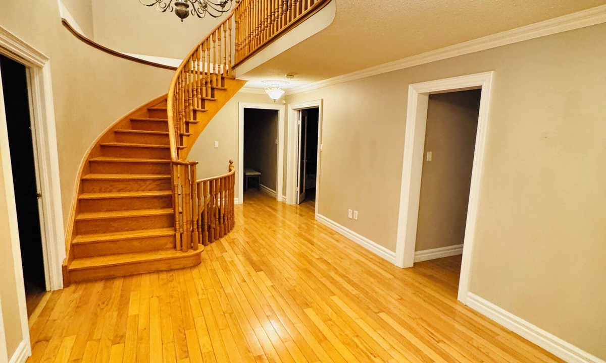 East Credit House | Luxury House 7 Bdrms - Near Airport, sq 1, Private Backyard