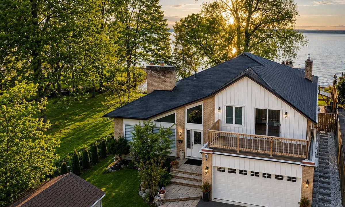 Keswick House | Luxury Lake Simcoe Retreat | Hot Tub, Private Dock & Sandy Shore
