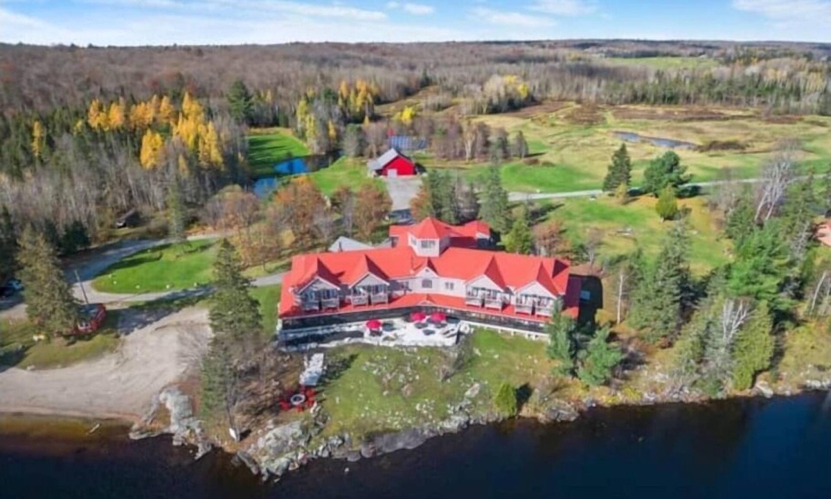 Dunchurch Villa | Luxury Lakefront Estate - Sleeps 24 - Near Muskoka