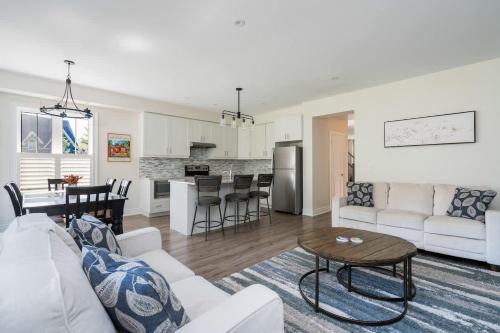 The Blue Mountains House | Luxury Mountain Townhome - Shuttle Patio & Trails