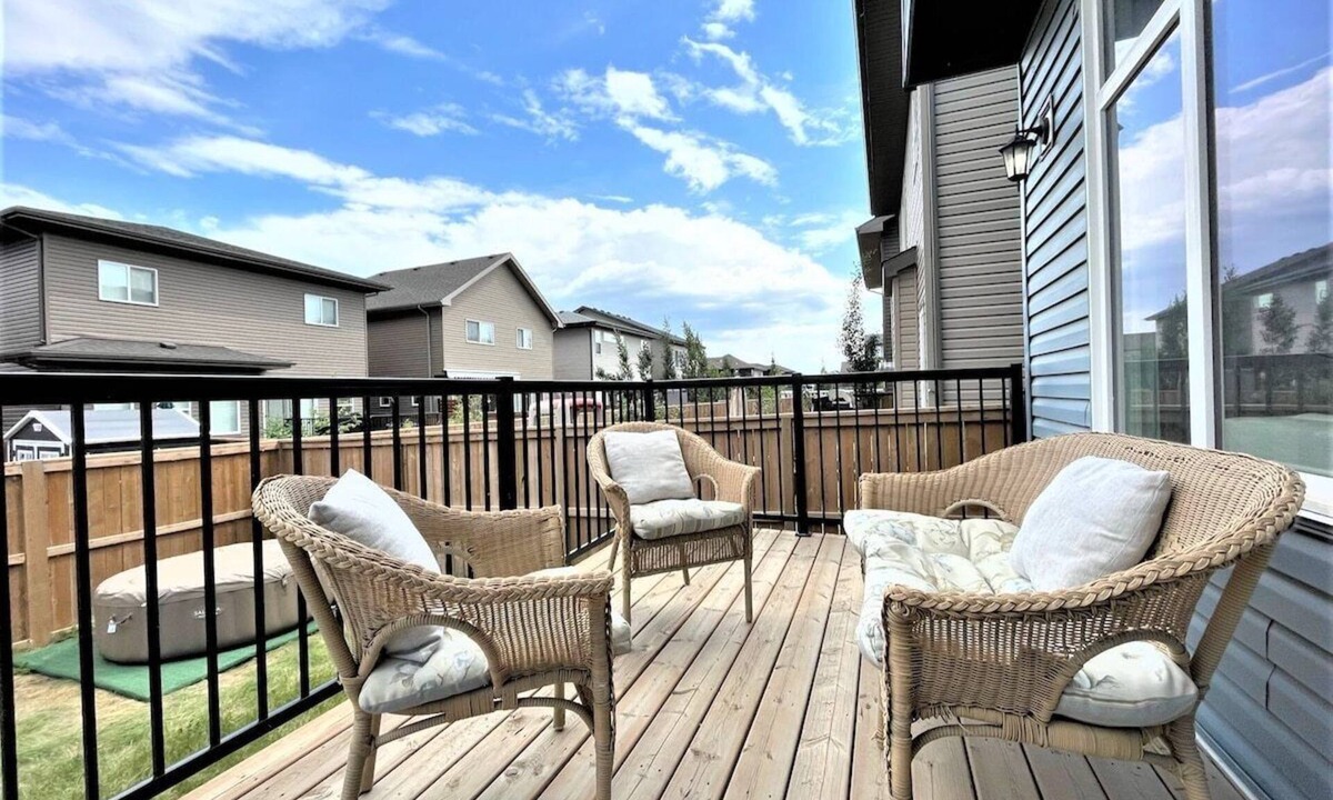 Southeast Calgary House | Luxury Retreat For Large Groups