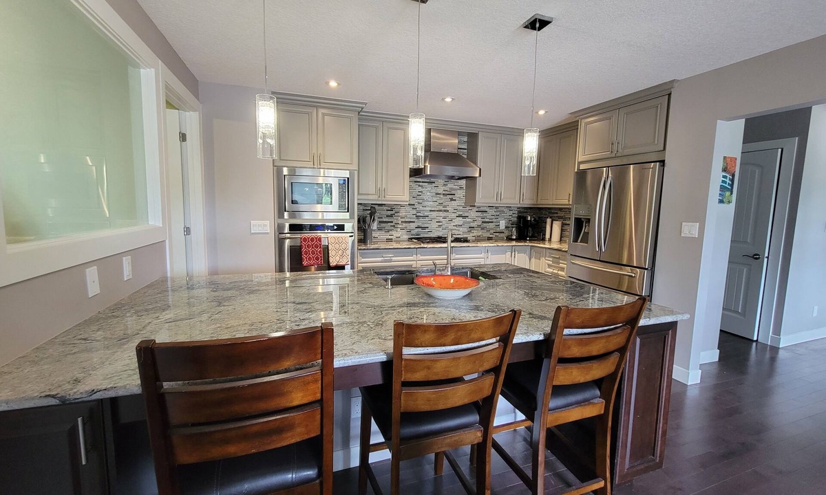Varsity House | Luxury Varsity Home 2 Masters, Near UofC and Parks