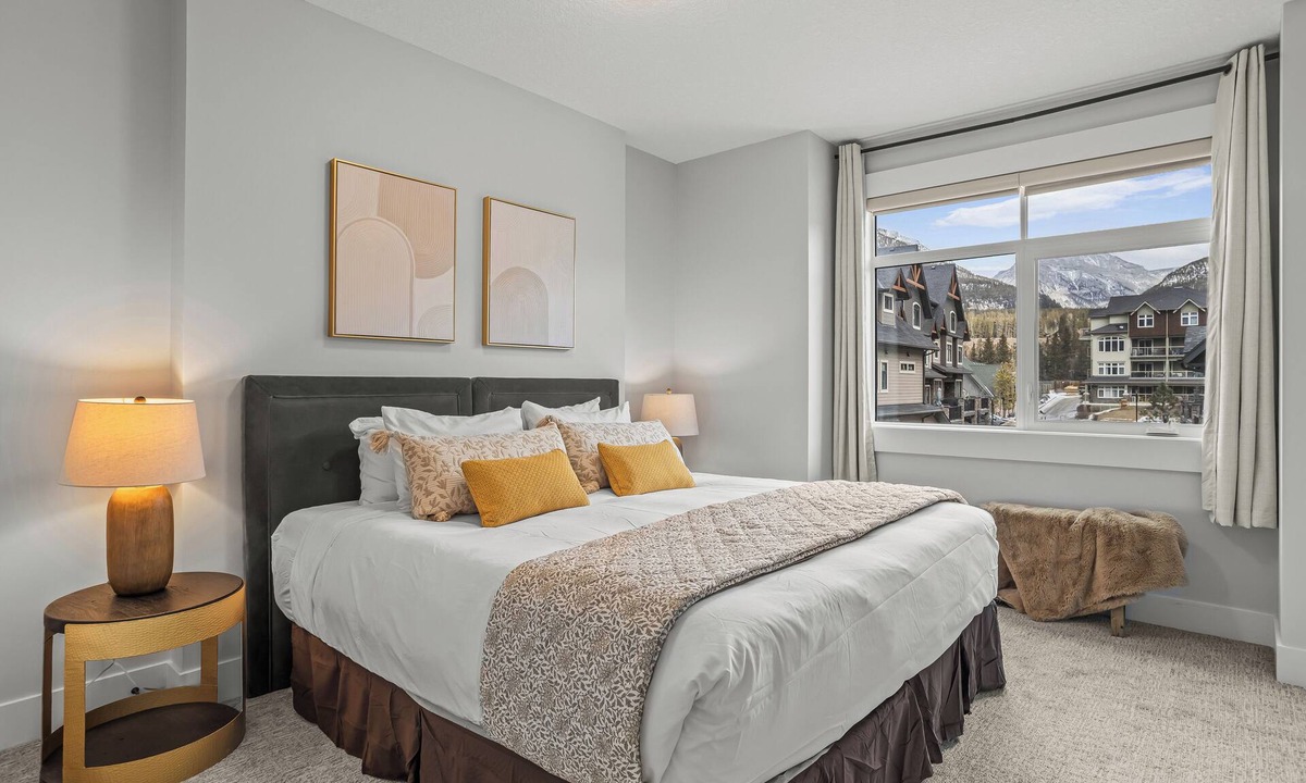 Canmore House | M3- Serene Canmore Retreat- A/C, Free EV Charge, 5BD, 4.5BT, Hot Tub, Mtn View