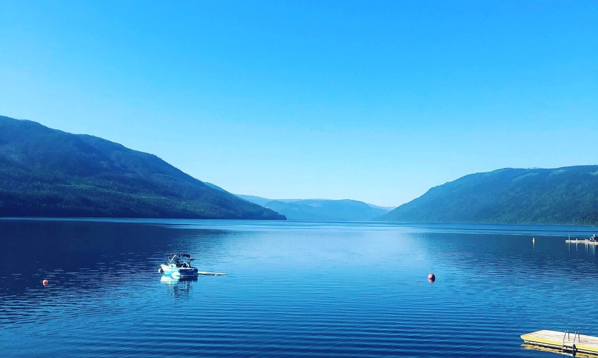 Ashton Creek Cabin | Mabel Lake Lakefront Summer cabin & bunk house with beach, dock and large deck