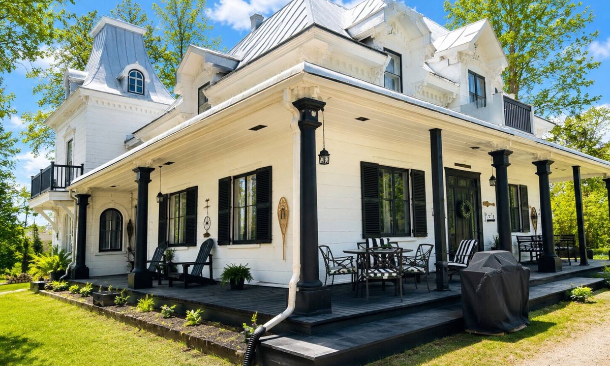 Mauricie House | Maison Jacques: on the Sainte-Anne River
