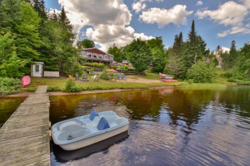 Saint Donat House | Maison du lac avec plage, embarcations, billard et spa privé