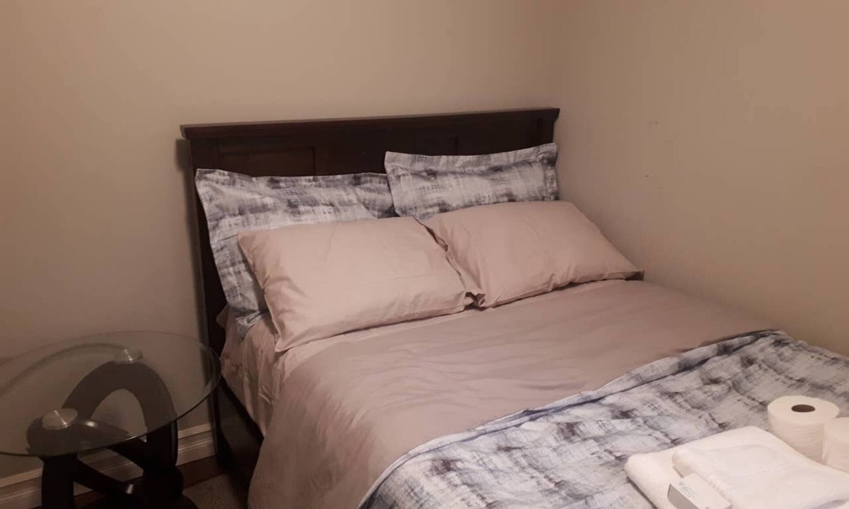 Timberlea Apartment | Maple Leaf Bedroom Su
