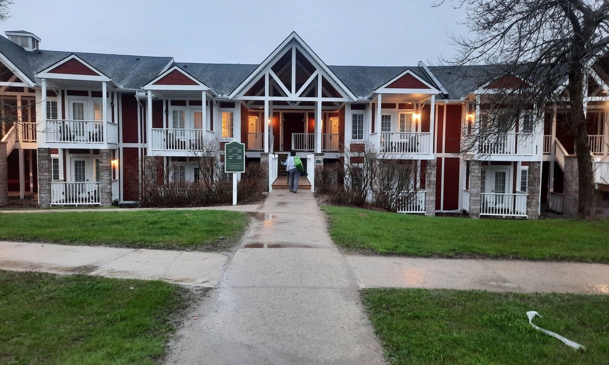 Oro-Medonte Condo | Margarita Getaway 1 near spa, ski hills, golf, motocross & year-round pool