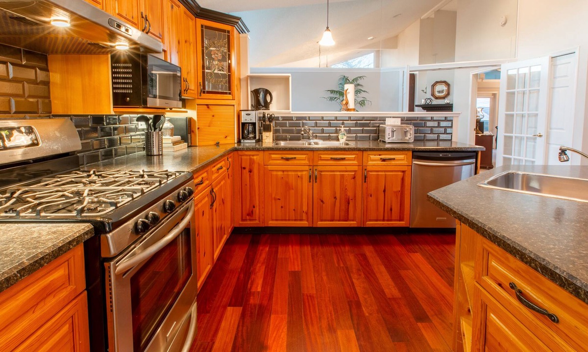 James Bay Apartment | Menzies Manor #5 Penthouse-Charming Penthouse James Bay, Steps to the Ocean