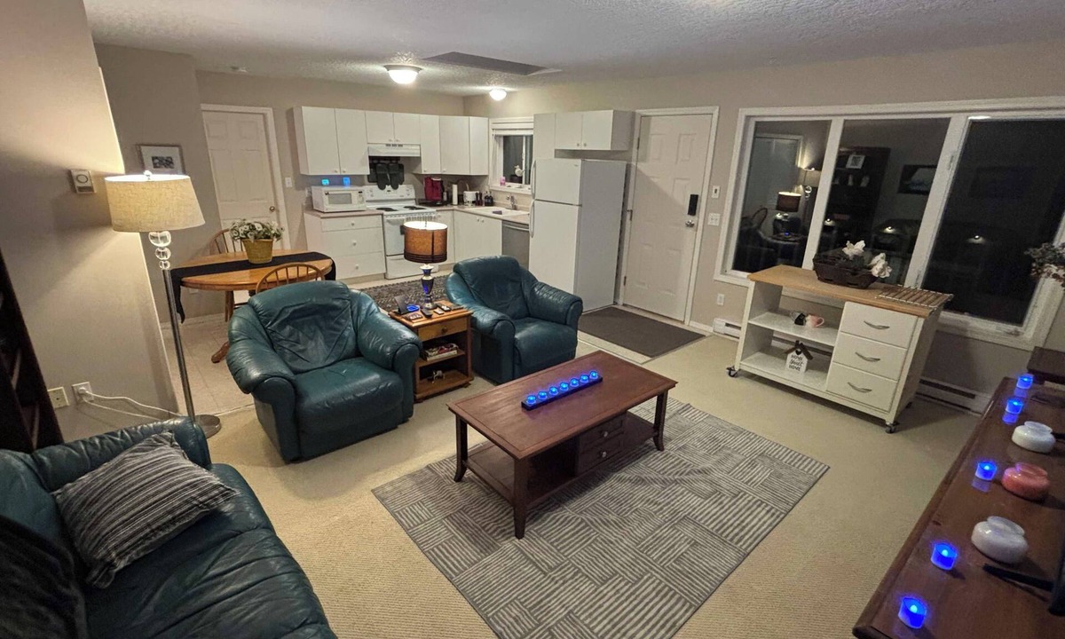 Central Saanich House | Minutes from Butchart Gardens on a secluded 5 acre estate.
