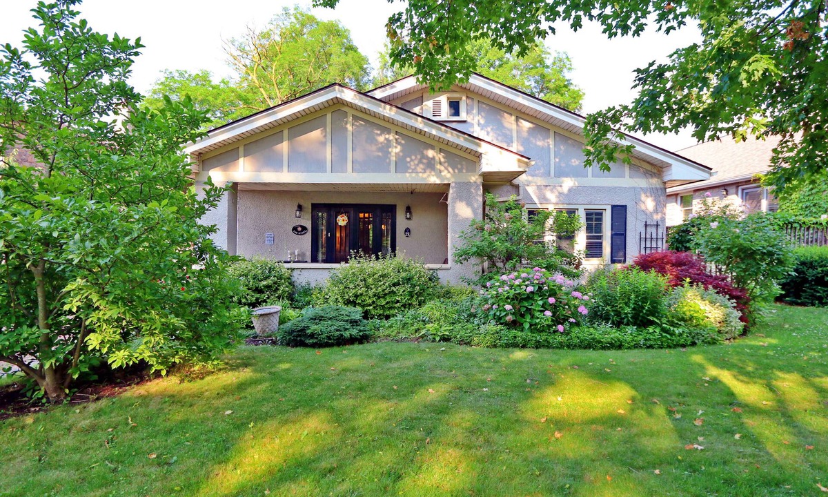 Queenston House | Mist & Vine Century Cottage at Niagara Canada