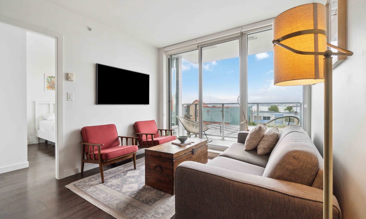 Downtown Eastside Apartment | Modern 1-Bed Condo | Mountain Views | 10 mins > DT