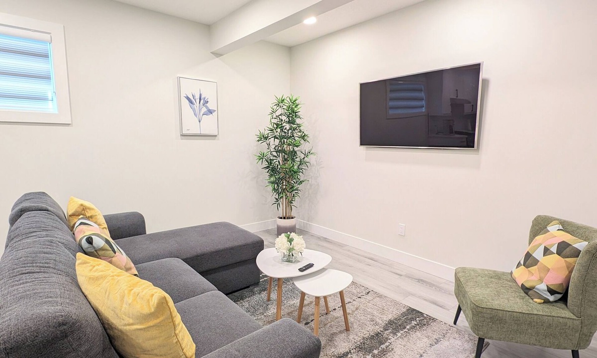 West Edmonton House | Modern 2 Bedroom Suite - 10 mins to WEM