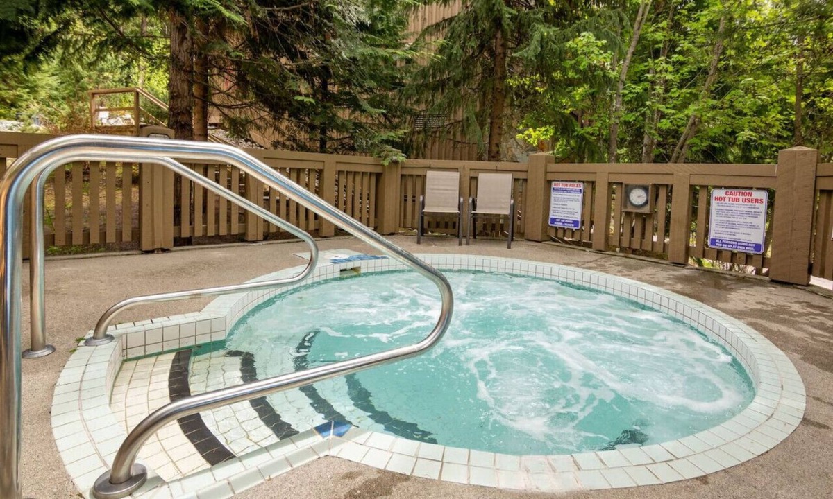 Blackcomb Villa | Modern 2BR/2BA Townhouse: HotTub & Pvt Garage!