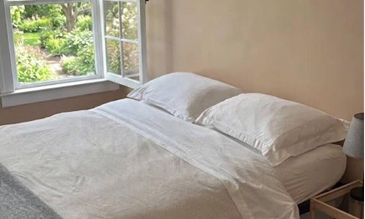 East Windsor House | Modern 2BR Apartment | Parking & WiFi