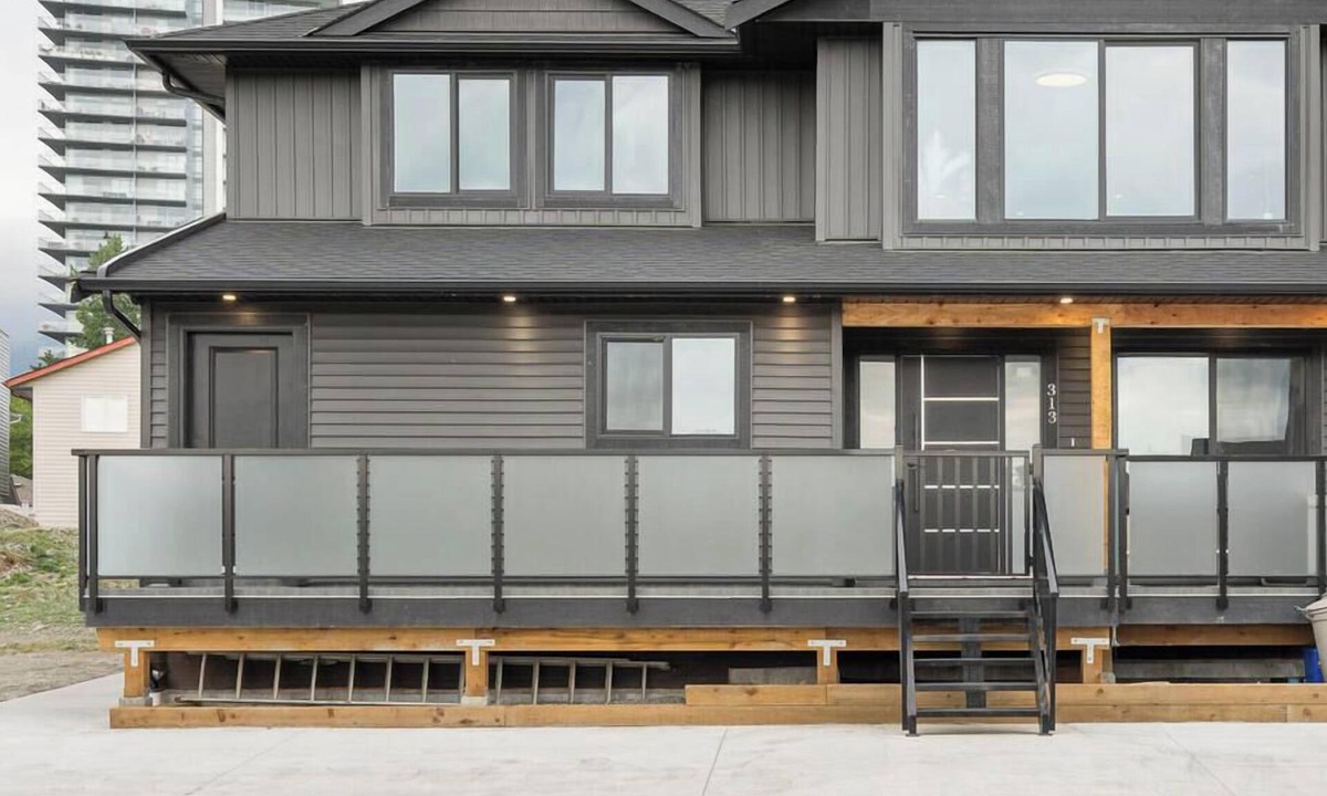 West Vancouver House | Modern 5BR Home Near Lions Gate - Glass Deck + BBQ