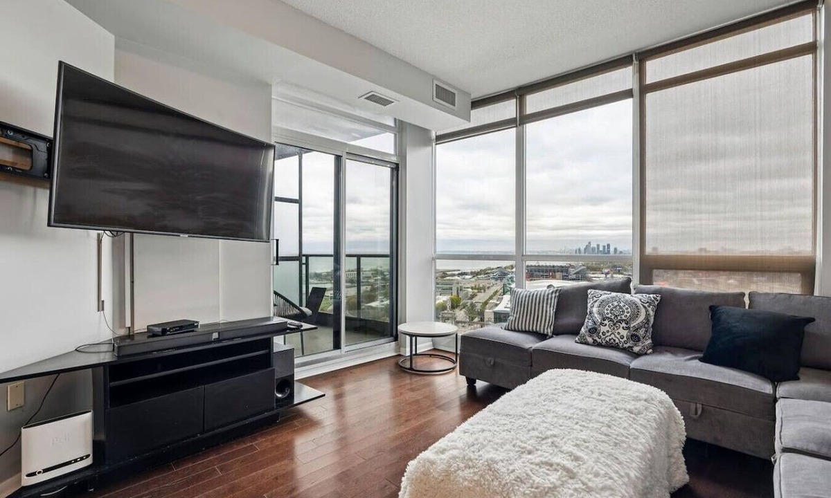 Fort York Apartment | Modern Condo Near Waterfront Trails - FREE Parking