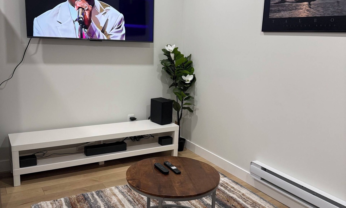 Regina Apartment | Modern Cozy Suite | Smart TV | Washer & Dryer