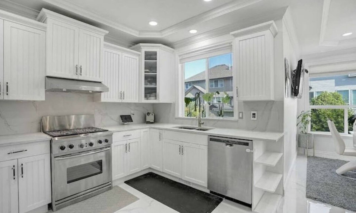Sardis House | Modern family home near cultus lake