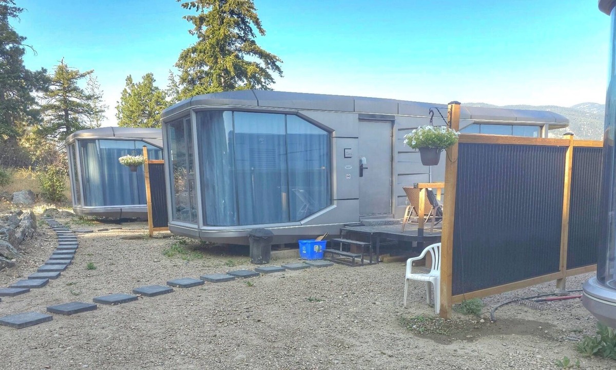 Okanagan-Similkameen Cottage | Modern Glass Pod on Vineyard