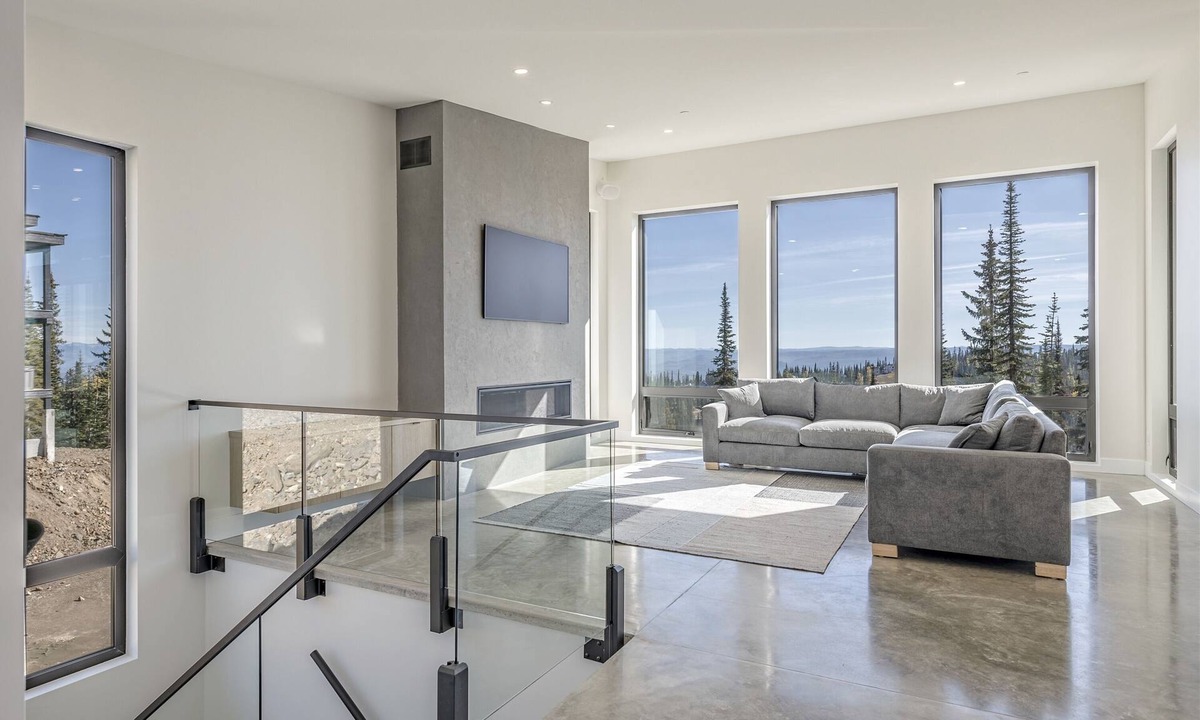 Silver Star Mountain House | Modern home with king bed, double garage, media room and amazing views