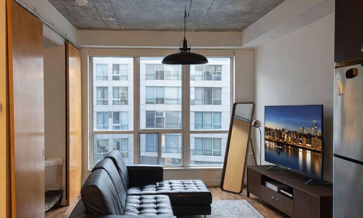 Niagara Apartment | Modern Loft 1BD/1BA in King West