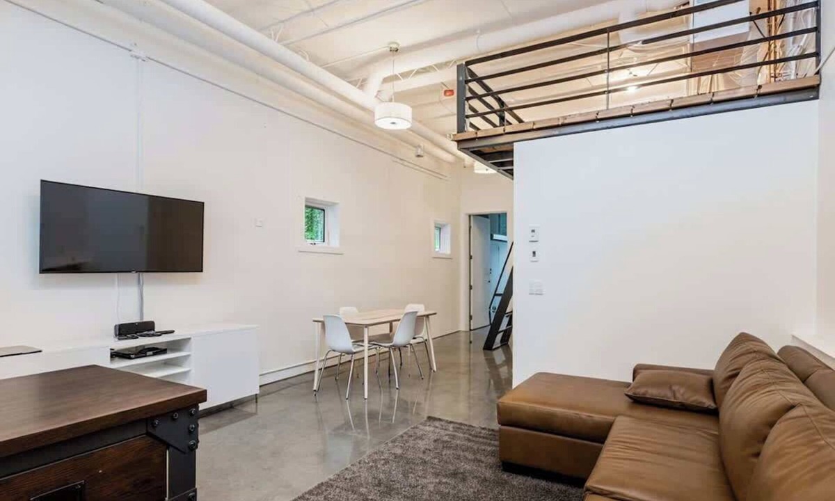 Bridgeland House | Modern Loft Haven | BBQ, Sleeps 6 |