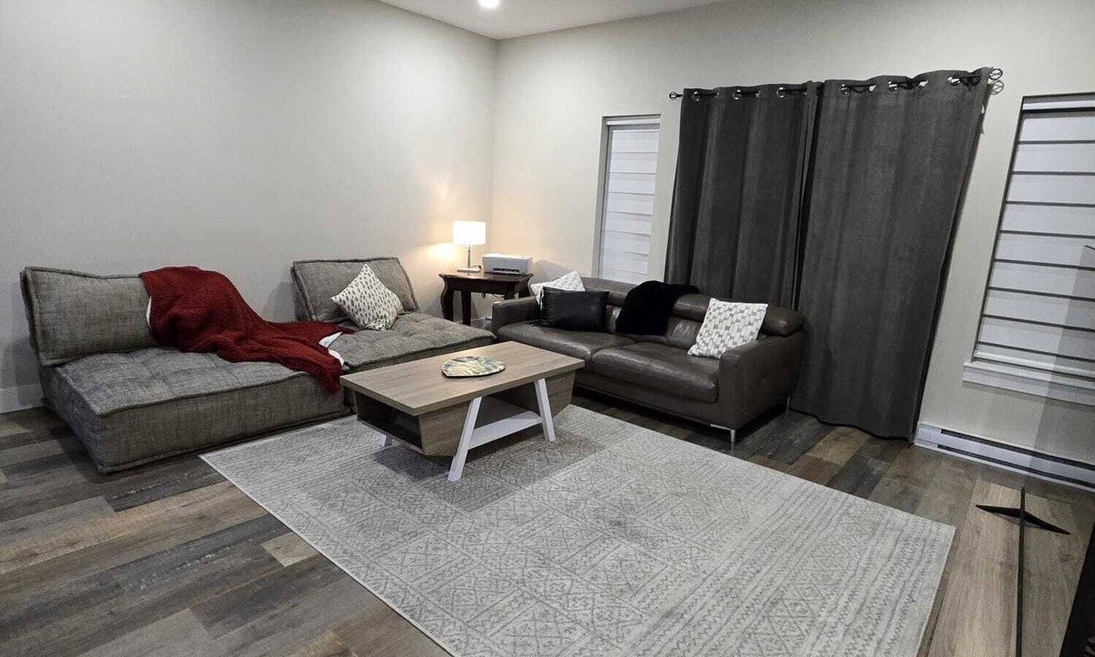 Abbotsford House | Modern luxury 3bedroom 3 bath with huge patio