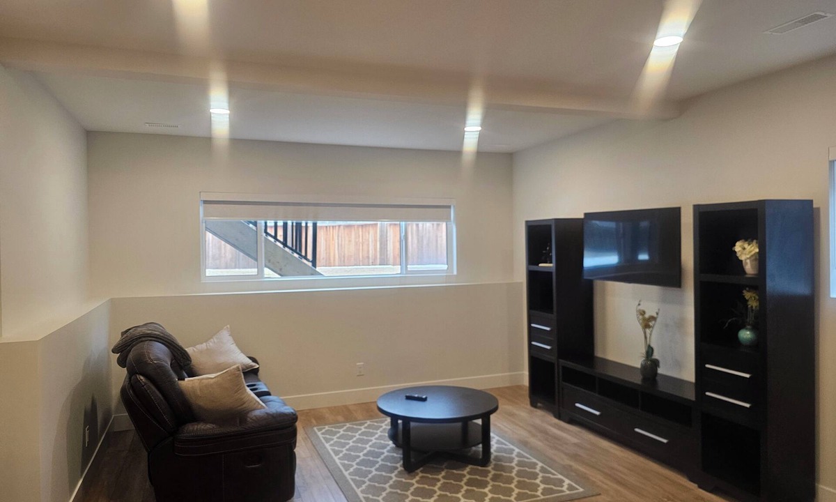 Prince George House | Modern Private 1-Bedroom Suite – Clean, Quiet, Full Kitchen