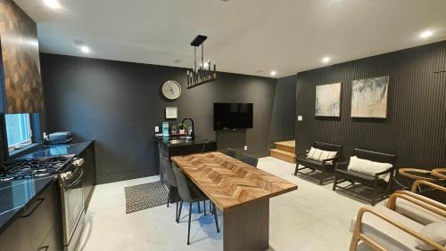 Bathurst Manor Apartment | Modern & private apartement near Roger Stadium