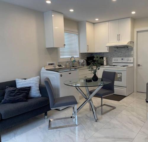 Knight Apartment | Modern Spacious 1BR minutes away from Main St