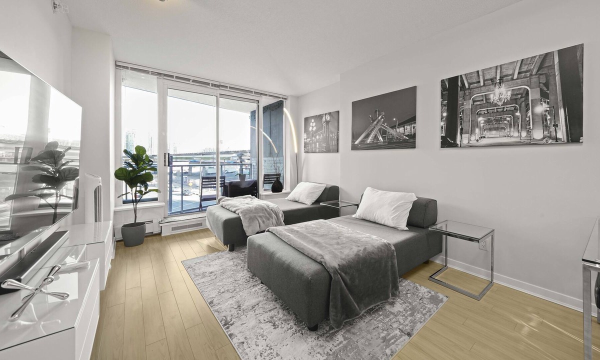 Gastown Condo | Modern, Stylish 2br Condo - Sleeps 5+Pool/Gym/More