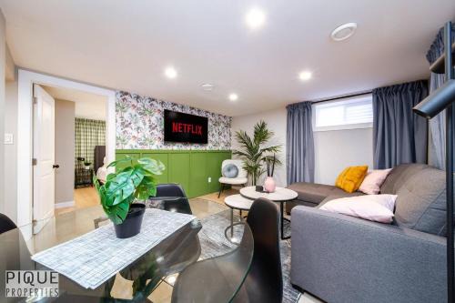 Northeast Edmonton Apartment | Modern Urban Escape -King Bed -Pet Friendly - Free Parking & Netflix - Fast Wi-Fi