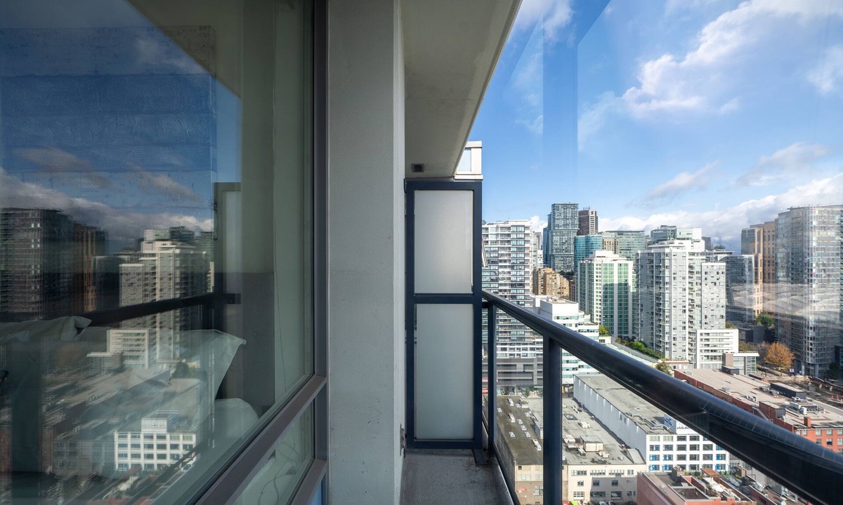 Yaletown Apartment | Modern Yaletown with Pool